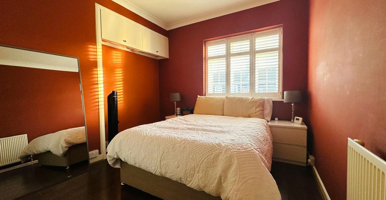 2 bedroom house for sale in London | Robinson Jackson