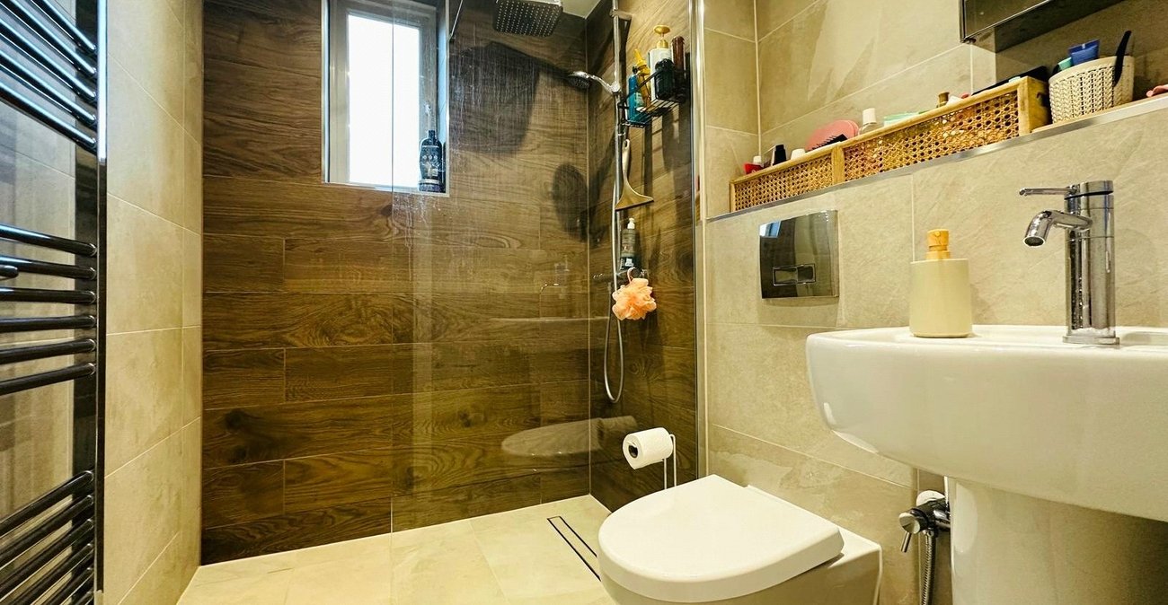 2 bedroom house for sale in London | Robinson Jackson