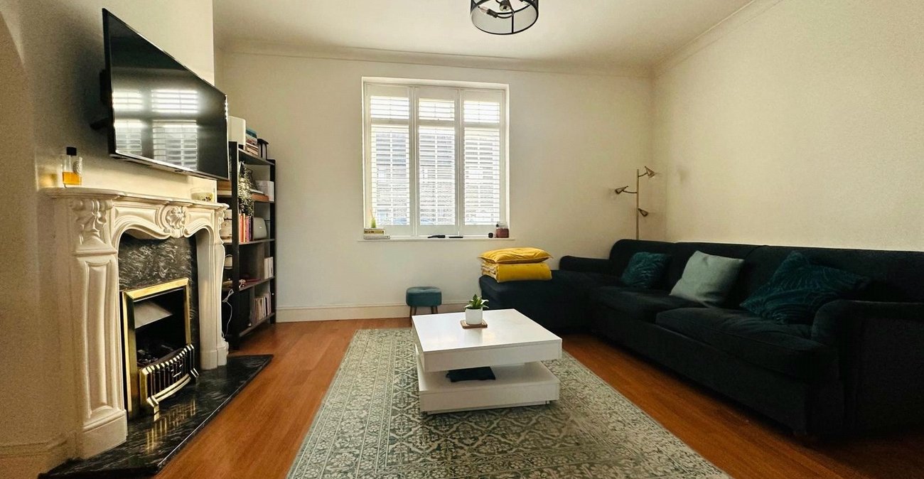 2 bedroom house for sale in London | Robinson Jackson