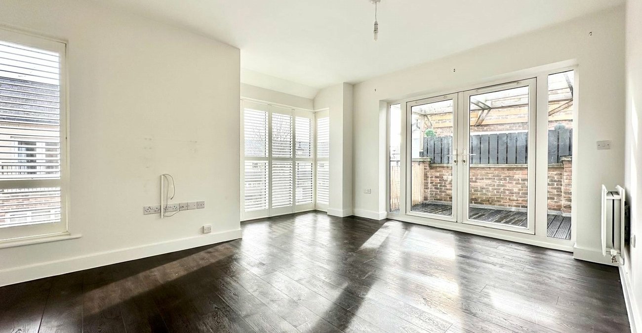 2 bedroom property for sale in Greenhithe | Robinson Jackson