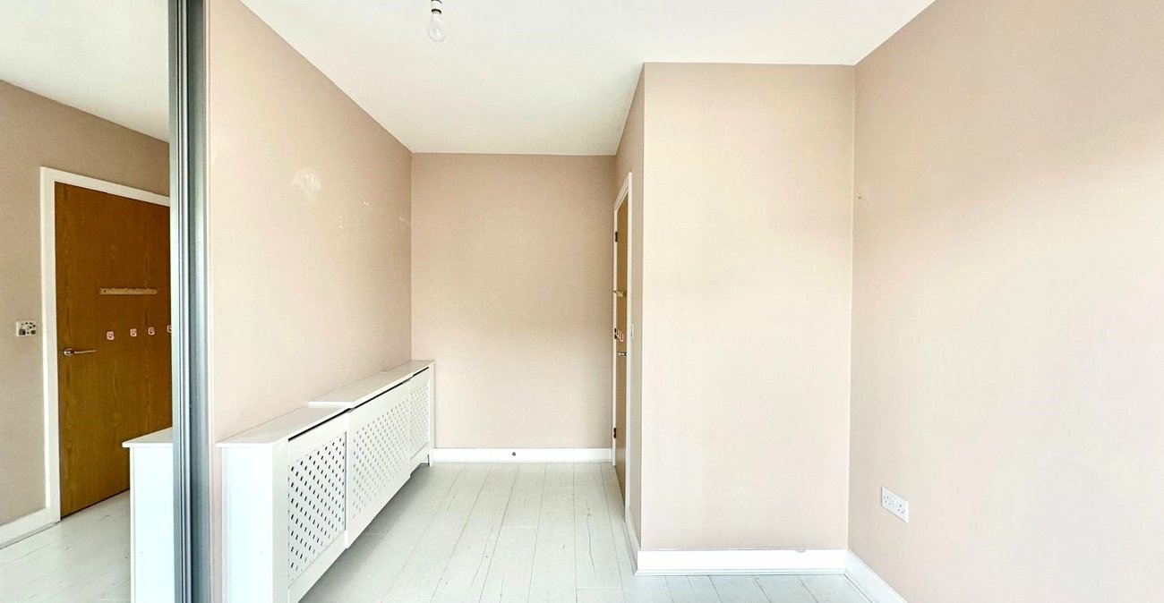 2 bedroom property for sale in Greenhithe | Robinson Jackson