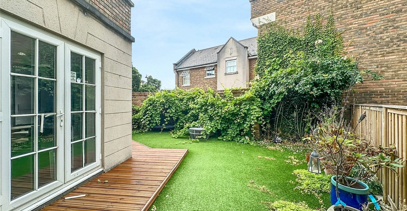 5 bedroom house for sale in Greenhithe | Robinson Jackson