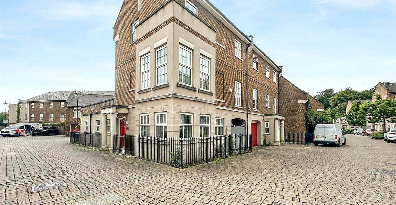 5 bedroom house for sale in Greenhithe | Robinson Jackson