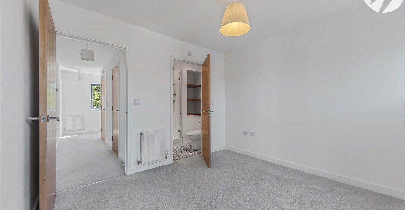 2 bedroom property for sale in Greenhithe | Robinson Jackson