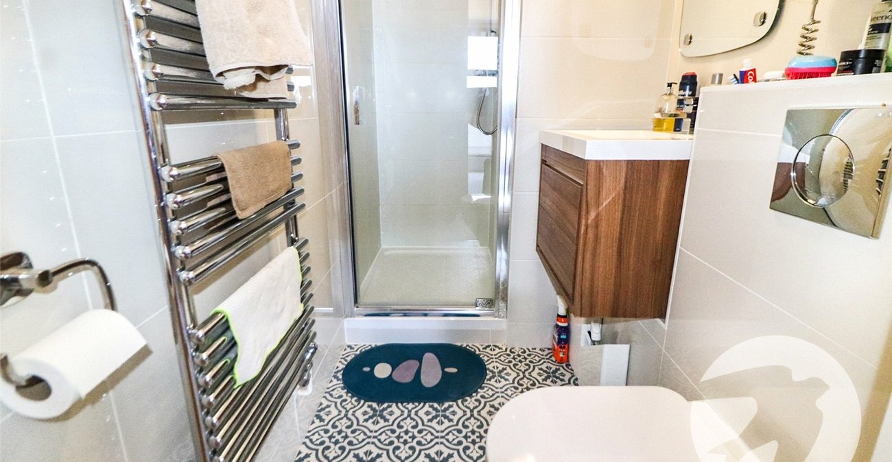 2 bedroom property for sale in 102 Erith High Street | Robinson Jackson