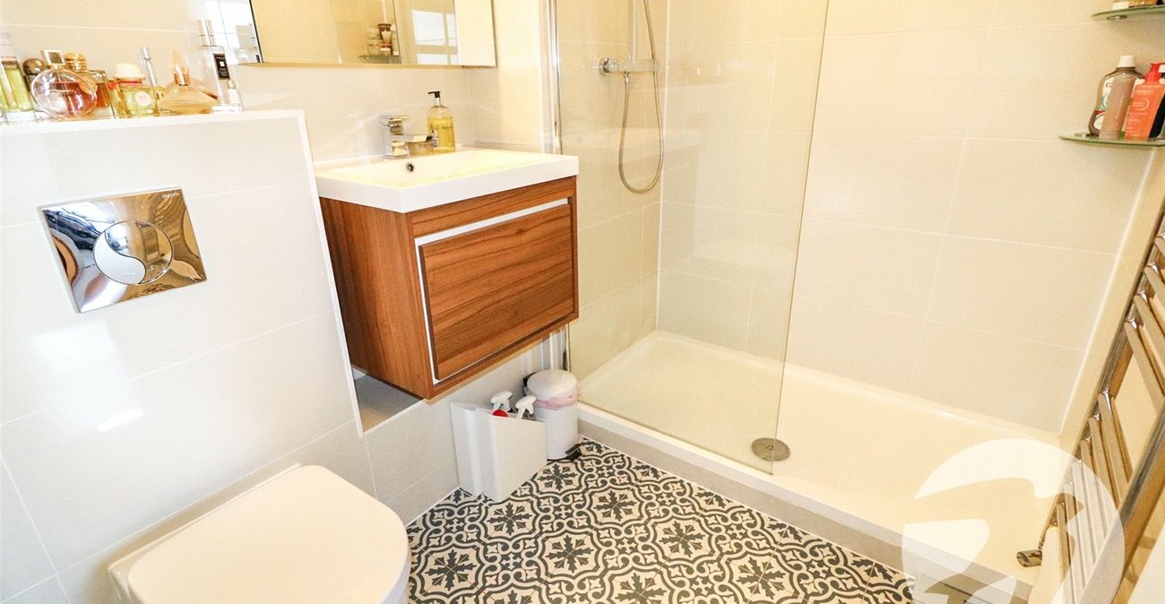 2 bedroom property for sale in 102 Erith High Street | Robinson Jackson