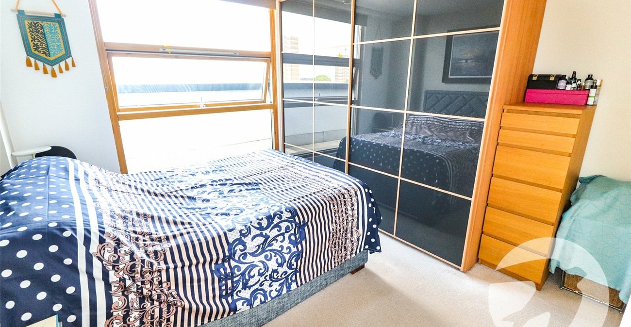 2 bedroom property for sale in 102 Erith High Street | Robinson Jackson