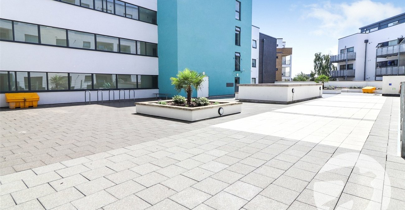 2 bedroom property for sale in 102 Erith High Street | Robinson Jackson