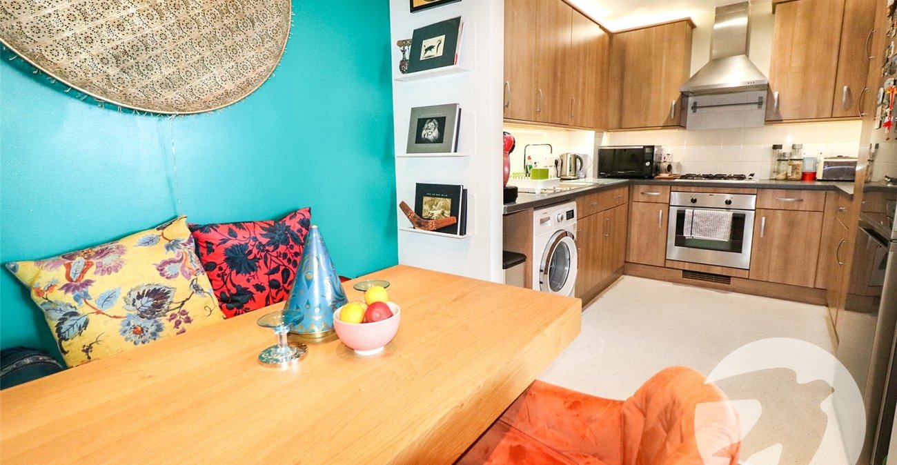 2 bedroom property for sale in 102 Erith High Street | Robinson Jackson