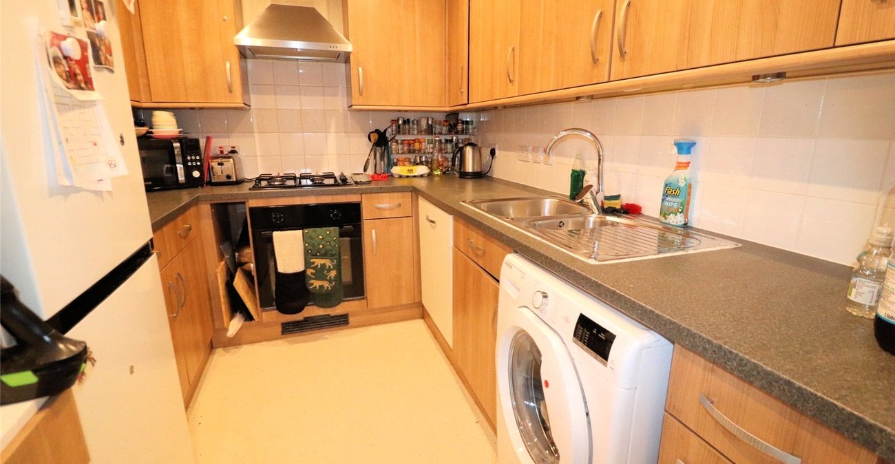 2 bedroom property for sale in 102 Erith High Street | Robinson Jackson