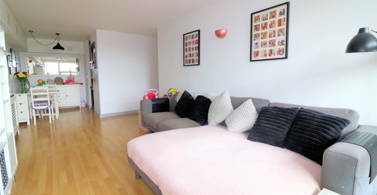 2 bedroom property for sale in 102 Erith High Street | Robinson Jackson