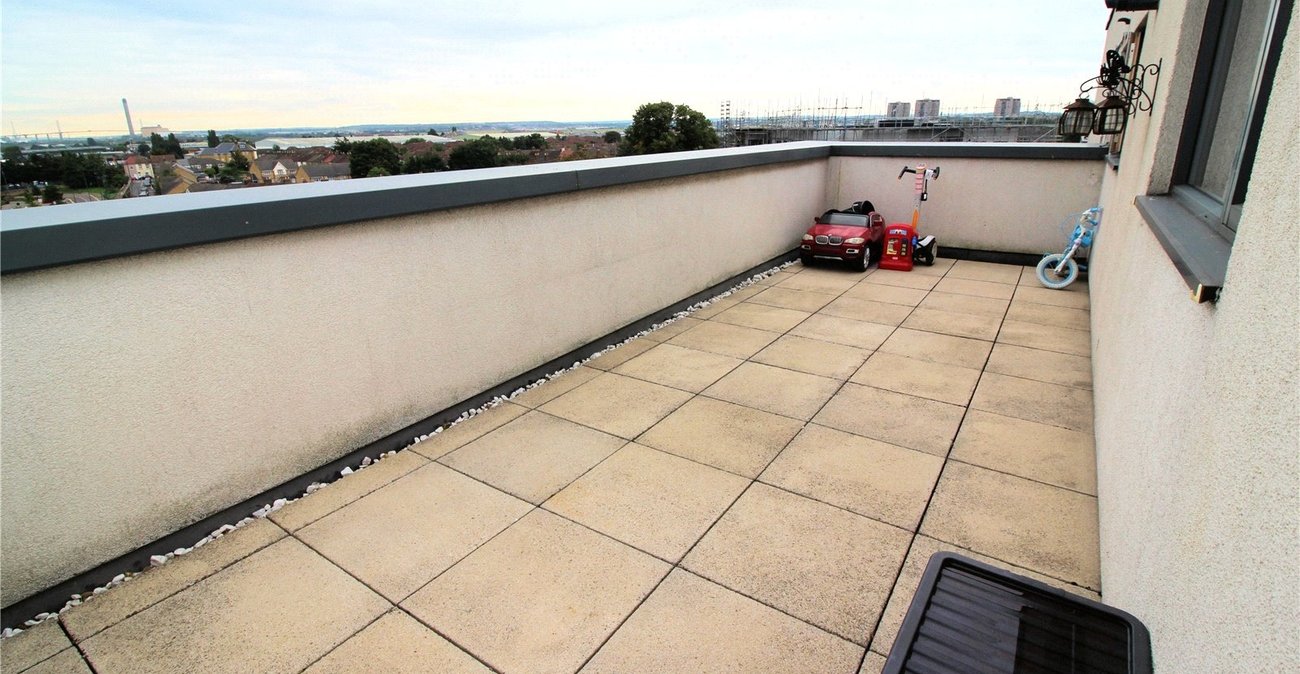 2 bedroom property for sale in 102 High Street | Robinson Jackson