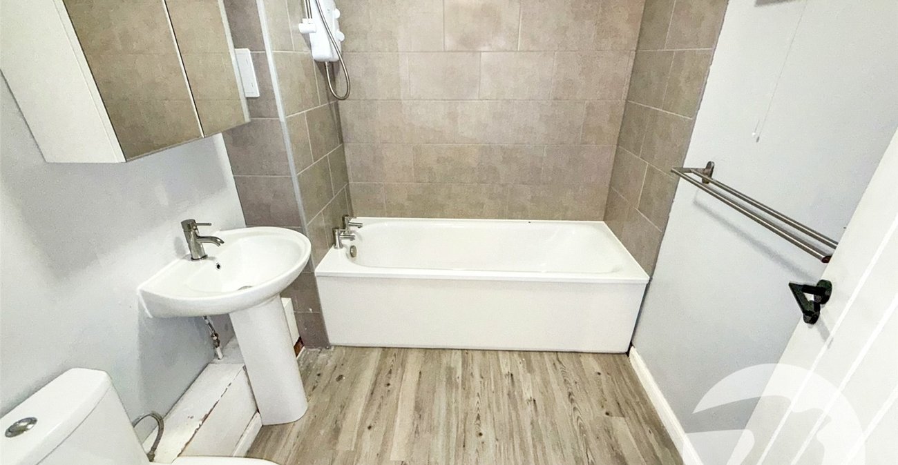 2 bedroom property for sale in London | Robinson Jackson