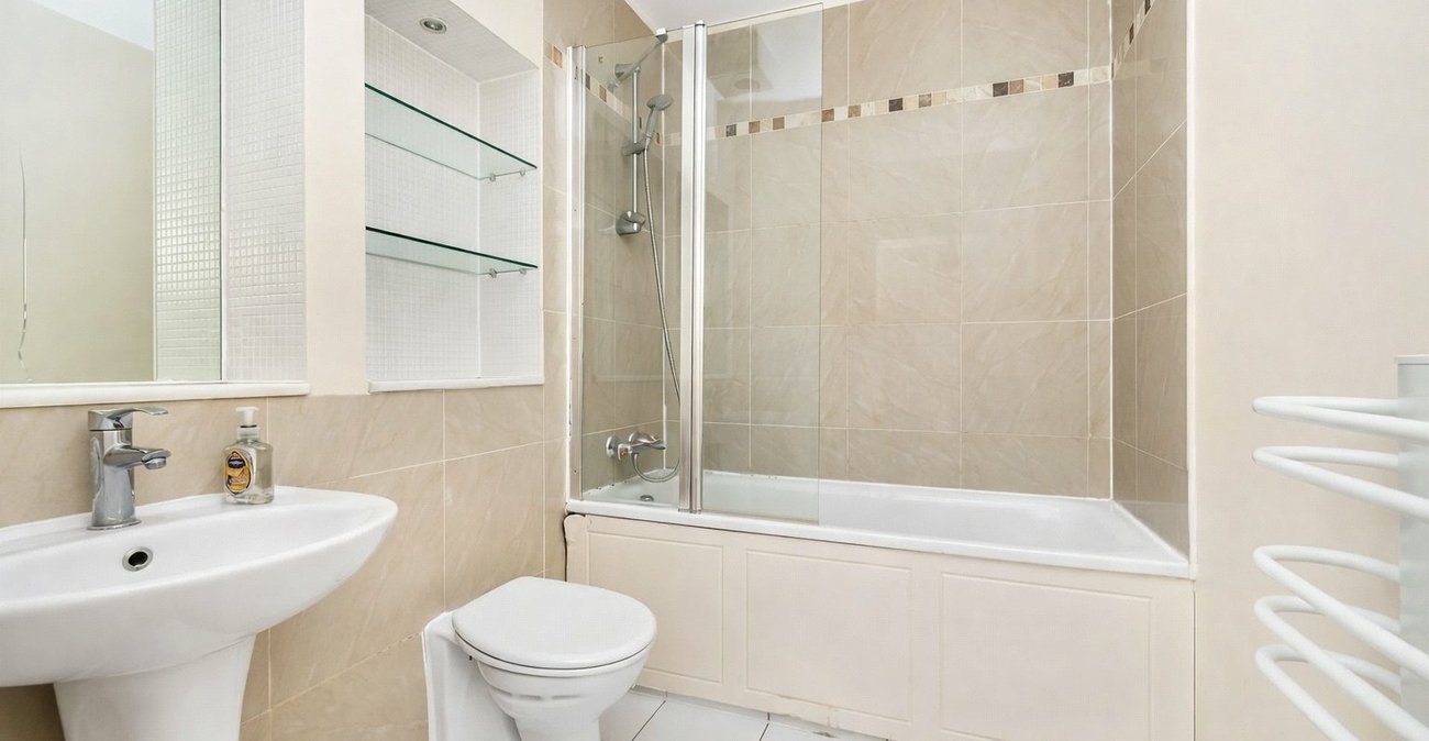 2 bedroom property for sale in London | Robinson Jackson