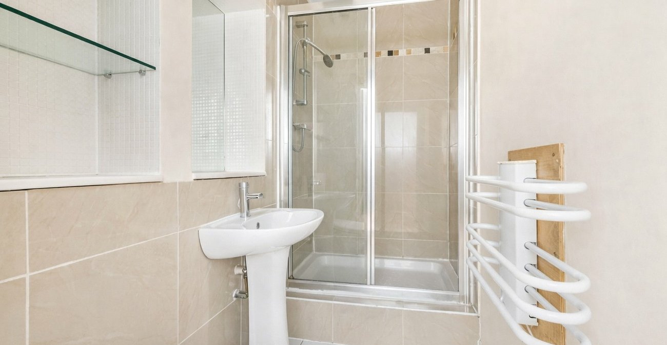 2 bedroom property for sale in London | Robinson Jackson