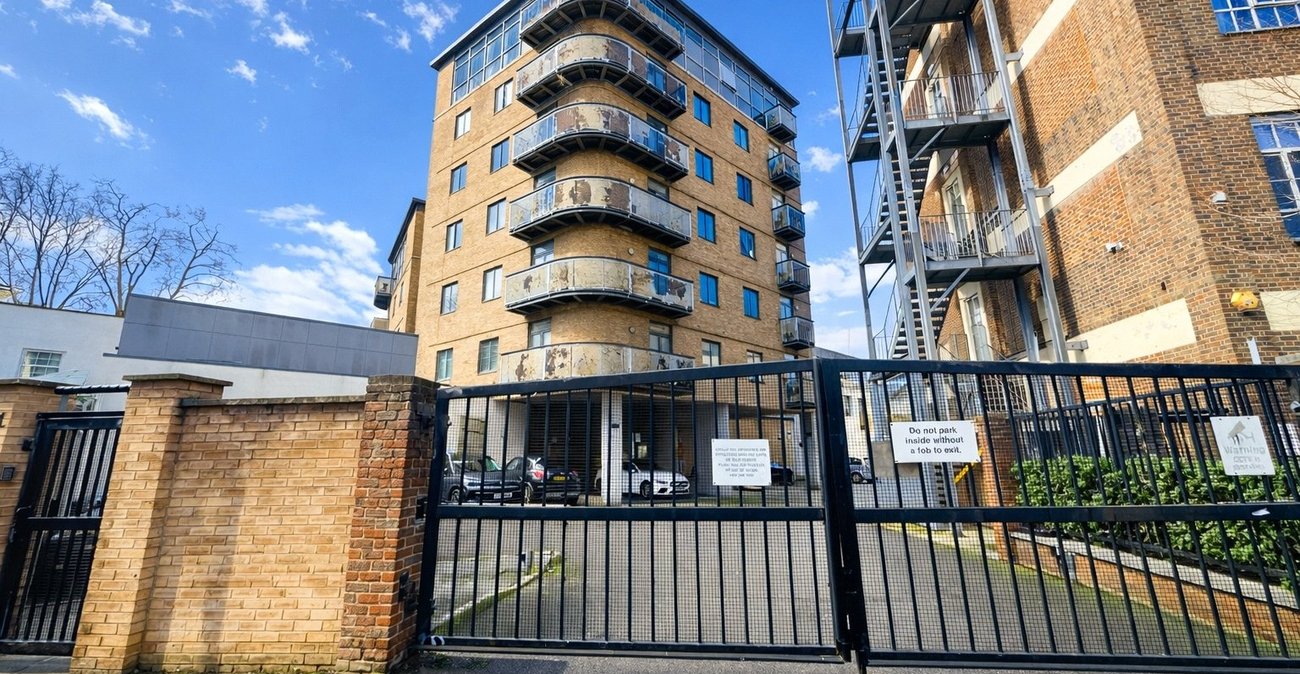 2 bedroom property for sale in London | Robinson Jackson