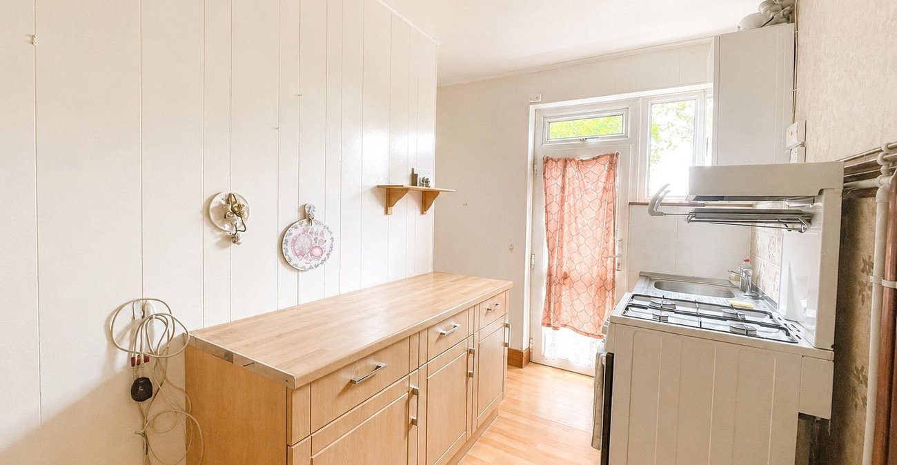 3 bedroom house for sale in London | Robinson Jackson