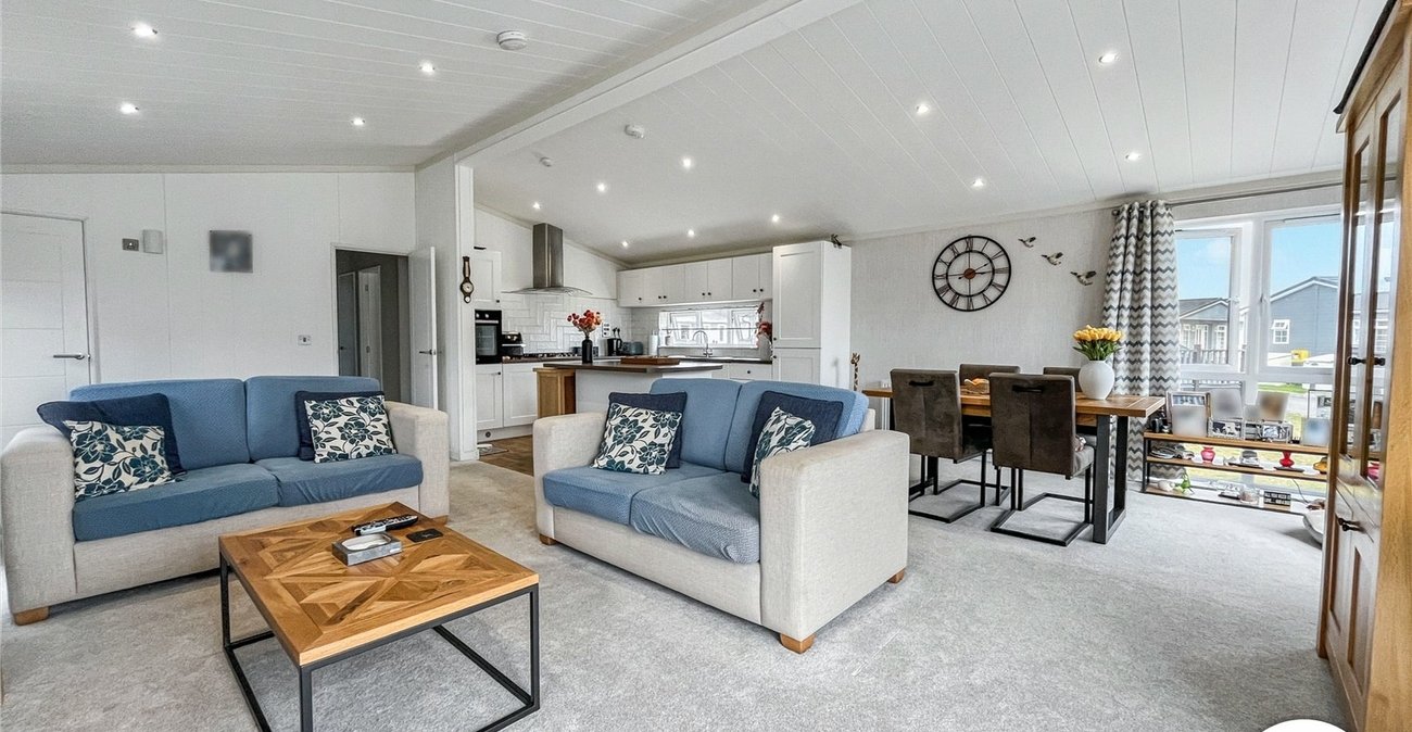 2 bedroom bungalow for sale in Hoo | Robinson Michael & Jackson