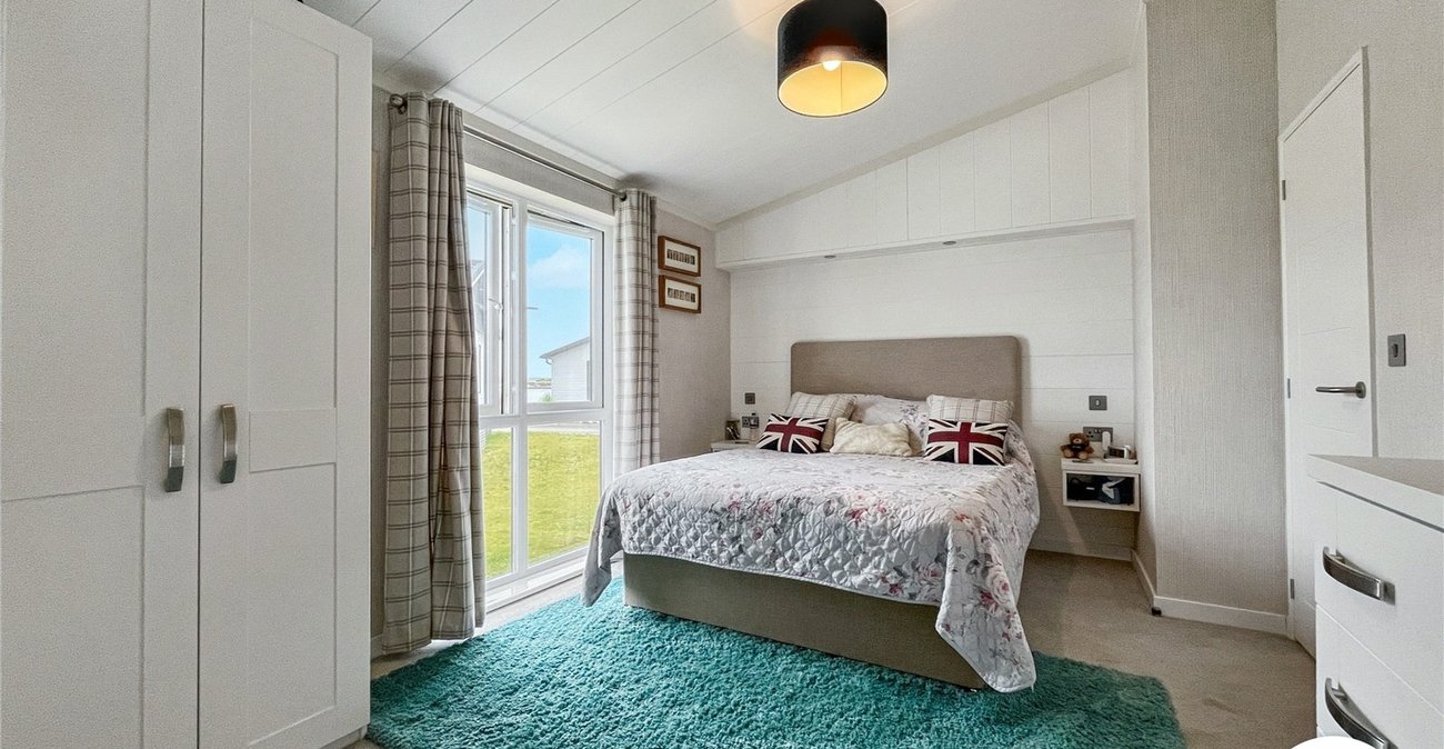 2 bedroom bungalow for sale in Hoo | Robinson Michael & Jackson