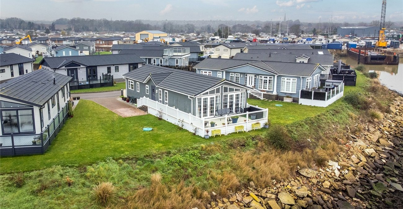 2 bedroom bungalow for sale in Hoo | Robinson Michael & Jackson