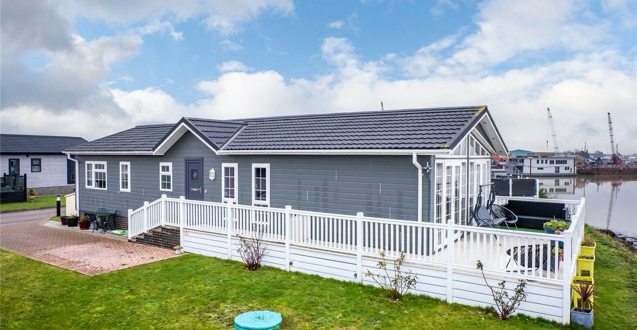 2 bedroom bungalow for sale in Hoo | Robinson Michael & Jackson