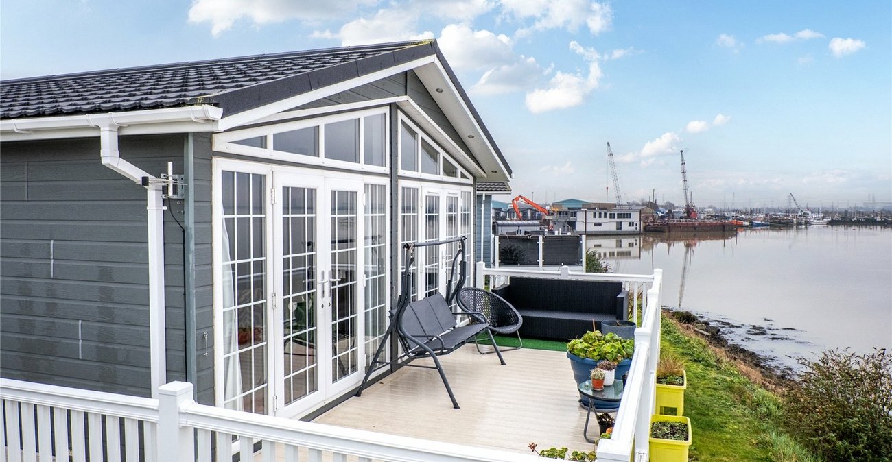 2 bedroom bungalow for sale in Hoo | Robinson Michael & Jackson