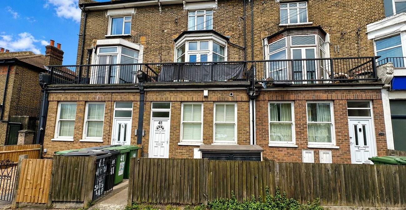 2 bedroom property for sale in London | Robinson Jackson