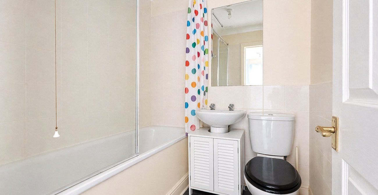 2 bedroom property for sale in London | Robinson Jackson