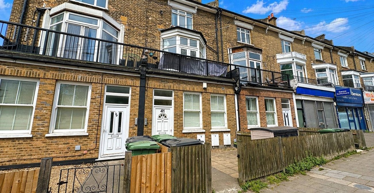 2 bedroom property for sale in London | Robinson Jackson