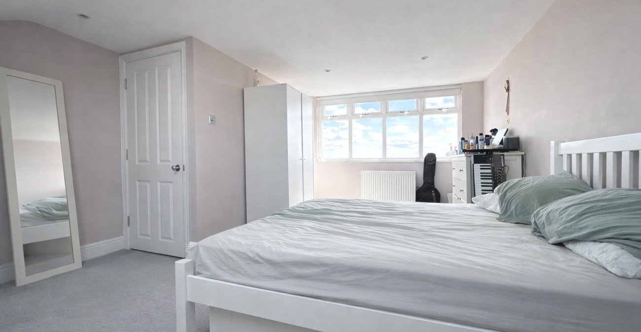 2 bedroom property for sale in London | Robinson Jackson