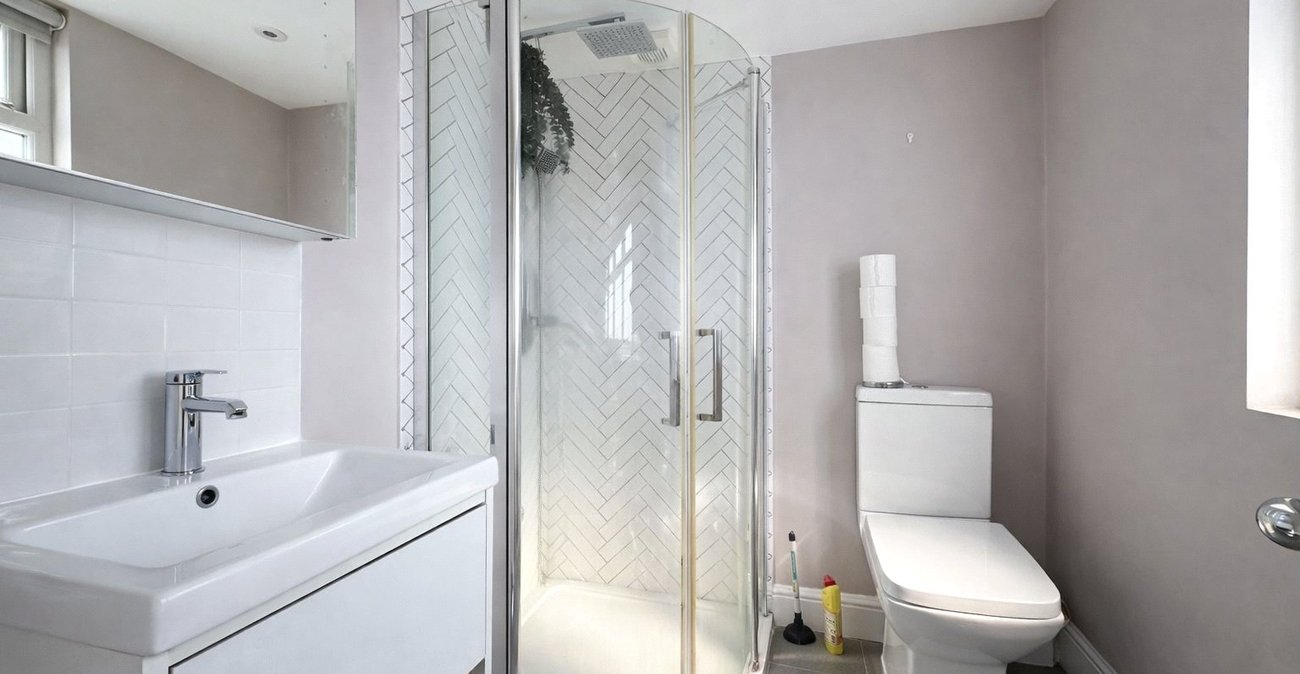 2 bedroom property for sale in London | Robinson Jackson