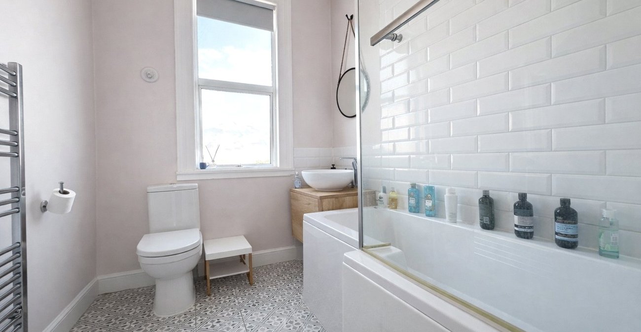 2 bedroom property for sale in London | Robinson Jackson