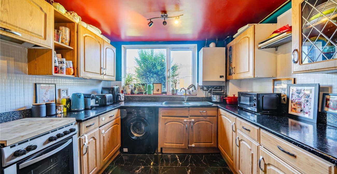 3 bedroom property for sale in London | Robinson Jackson