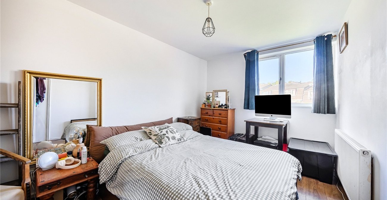 3 bedroom property for sale in London | Robinson Jackson