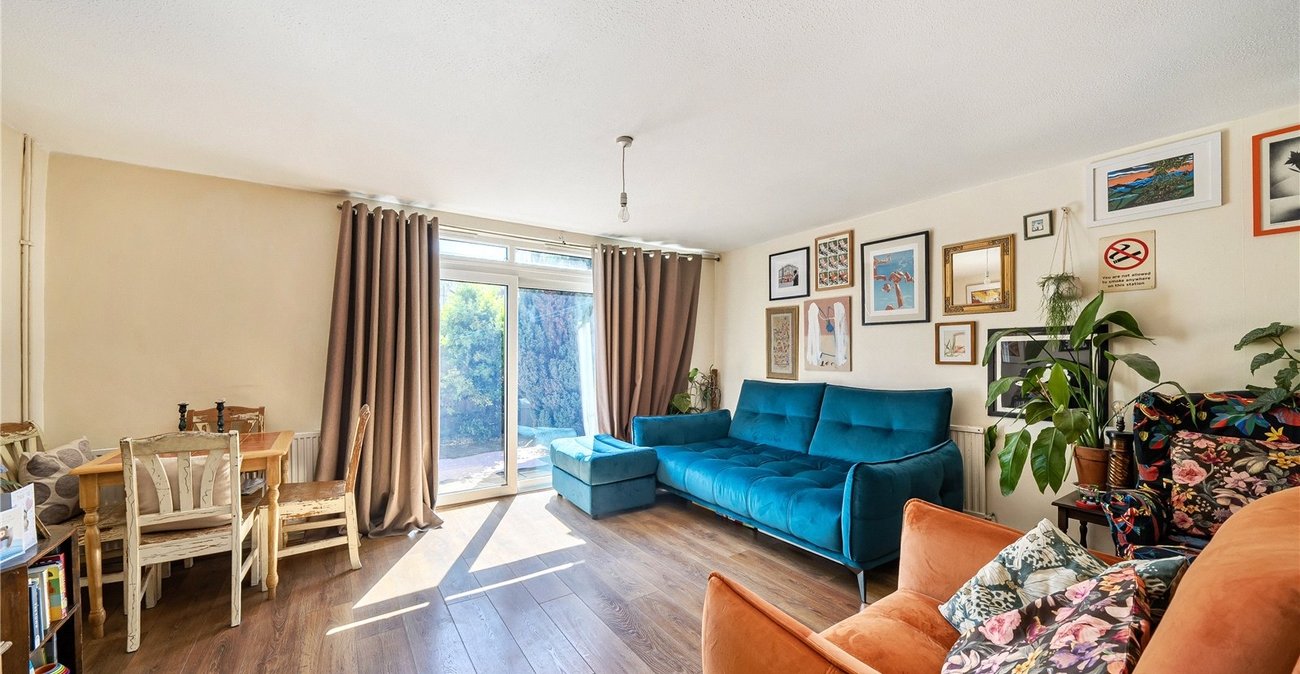 3 bedroom property for sale in London | Robinson Jackson