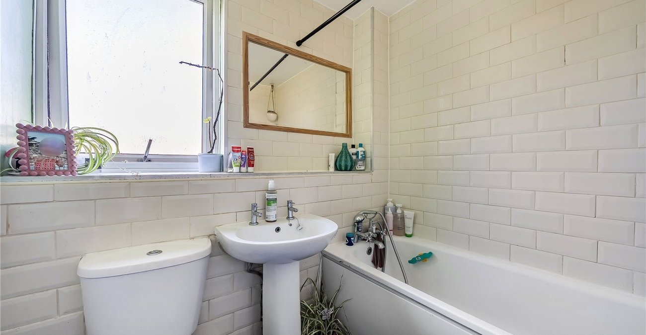 3 bedroom property for sale in London | Robinson Jackson