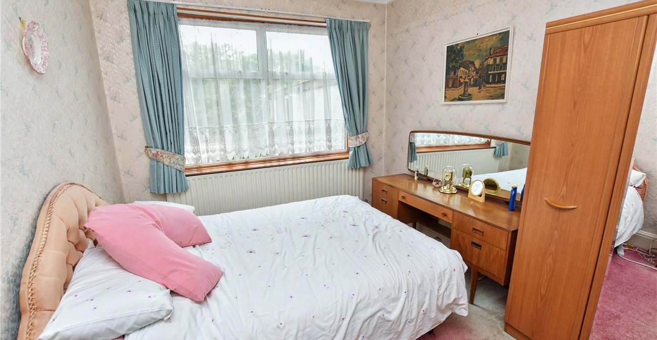 3 bedroom bungalow for sale in Bexleyheath | Robinson Jackson