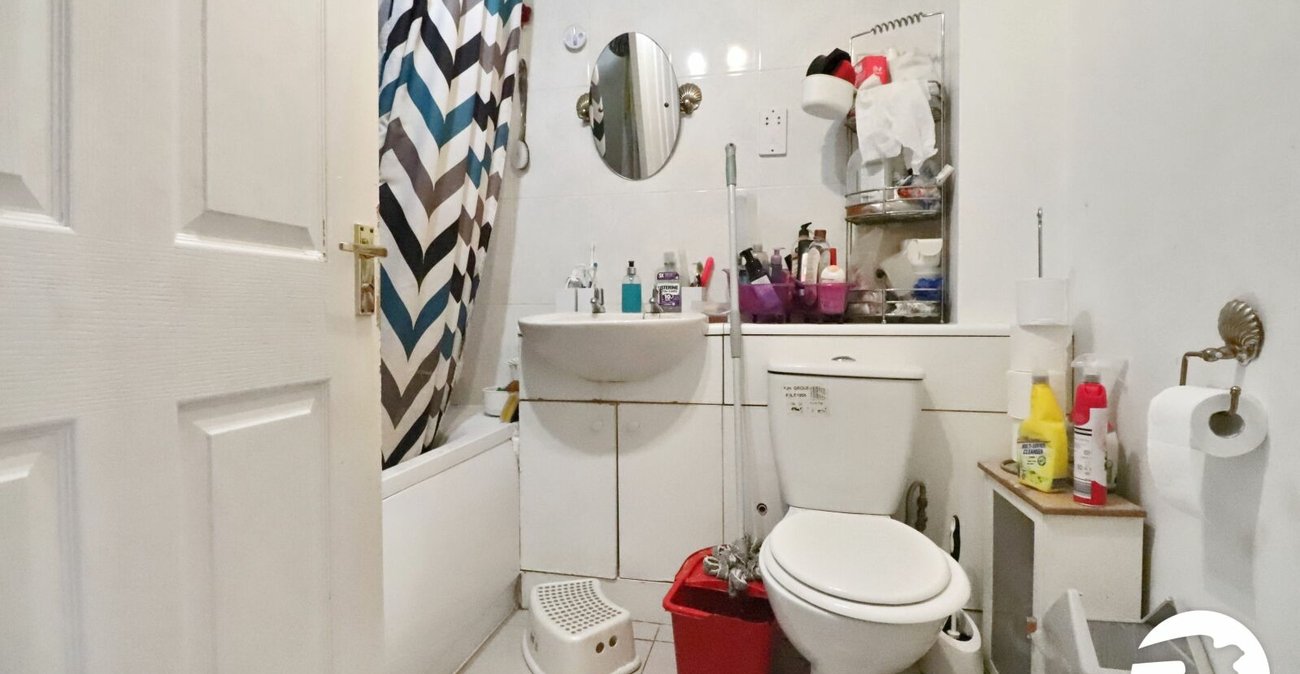 2 bedroom house for sale in London | Robinson Jackson