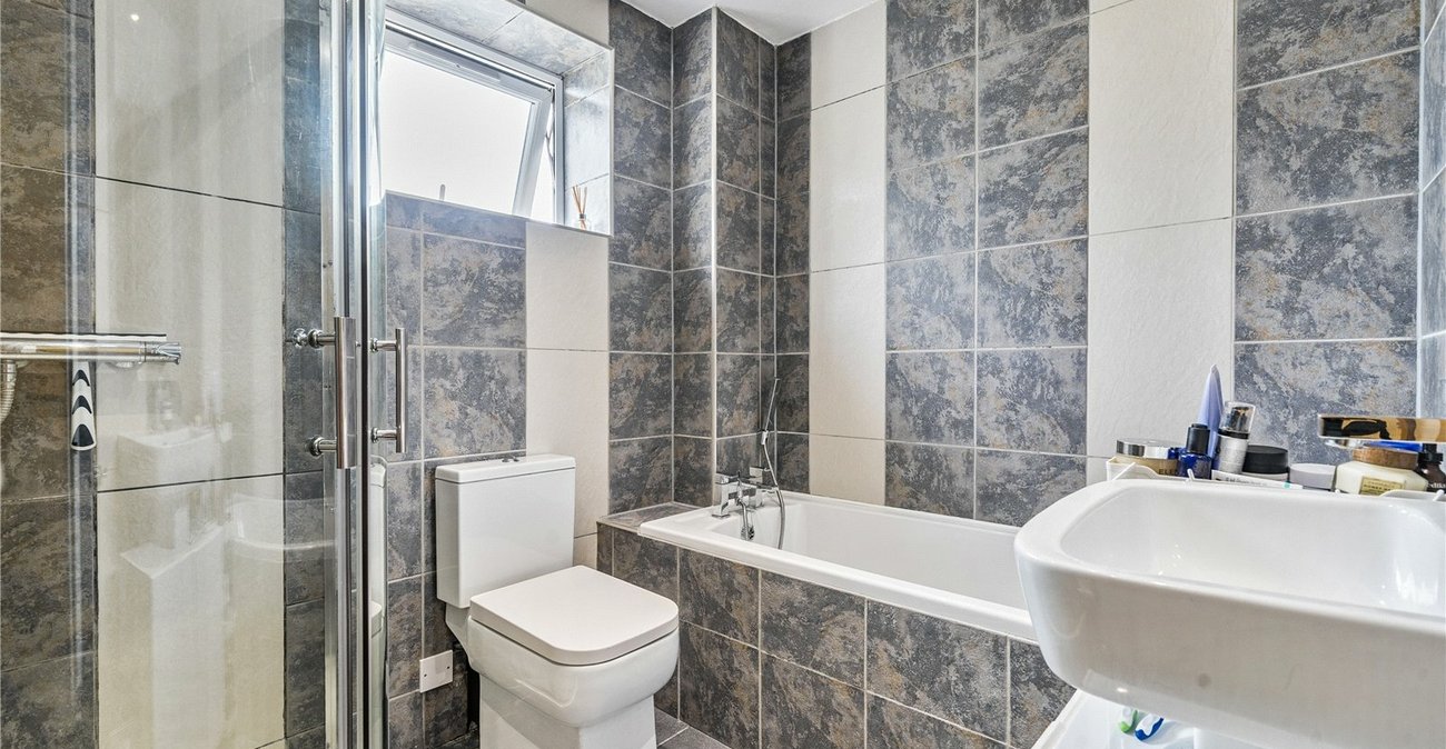 3 bedroom house for sale in London | Robinson Jackson