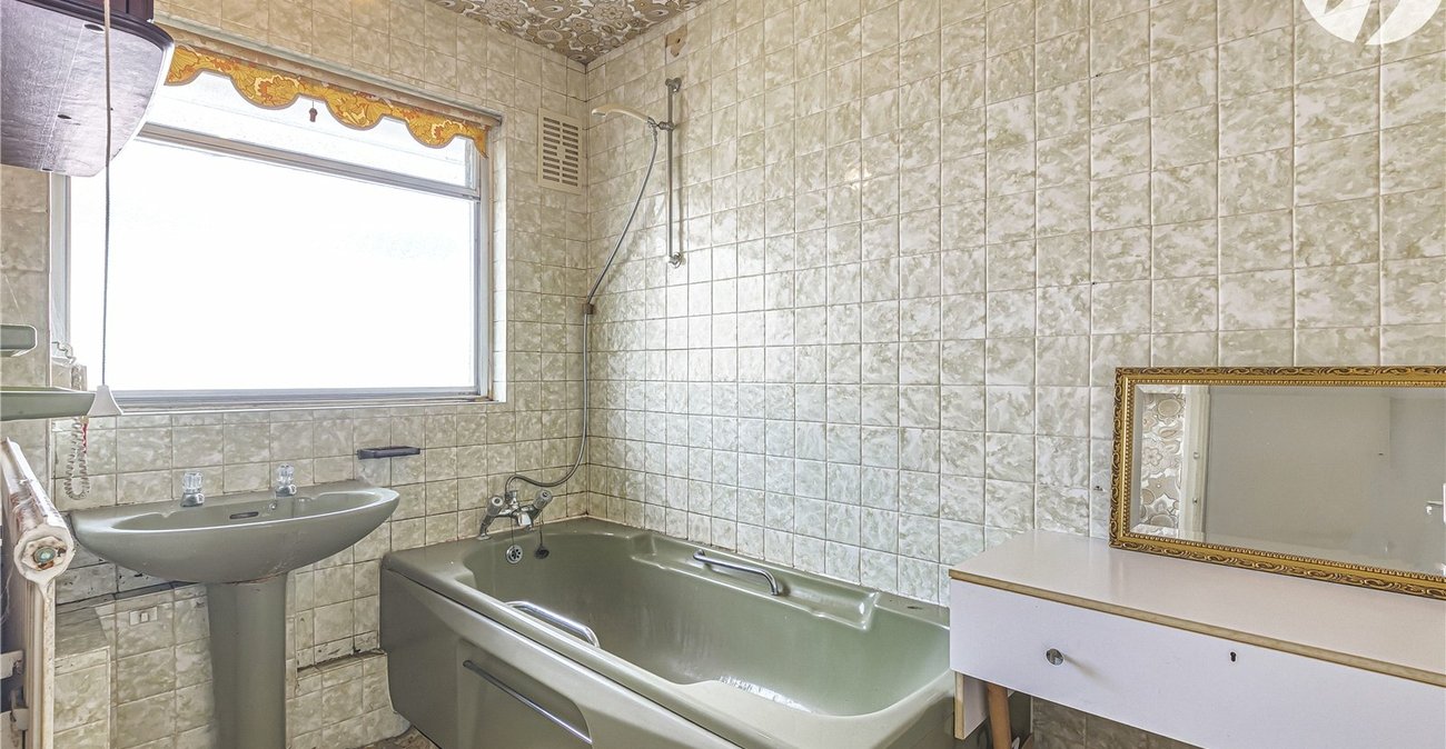 3 bedroom house for sale in Hextable | Robinson Jackson