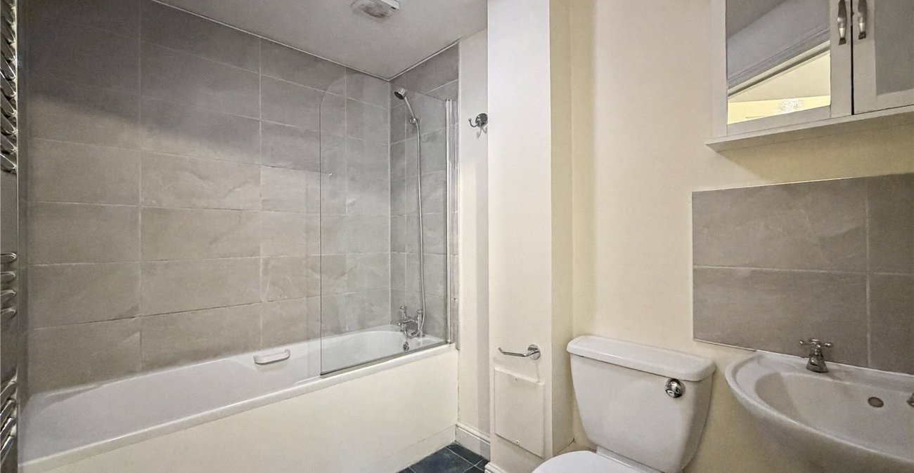 2 bedroom property to rent in Brompton | Robinson Michael & Jackson