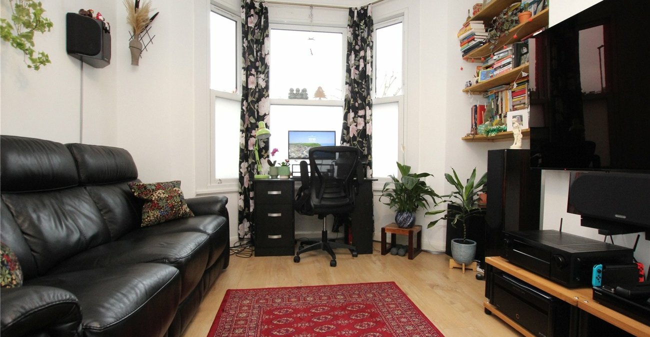 2 bedroom property for sale in London | Robinson Jackson