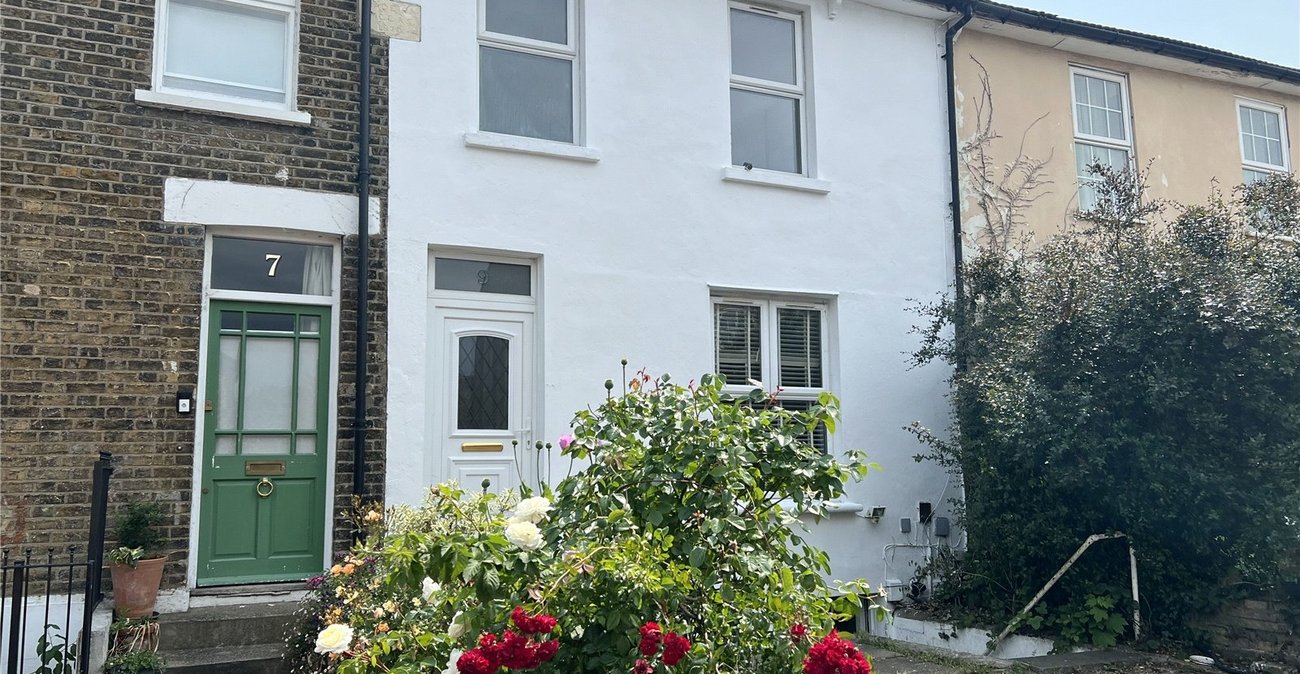 2 bedroom property for sale in Plumstead Common | Robinson Jackson