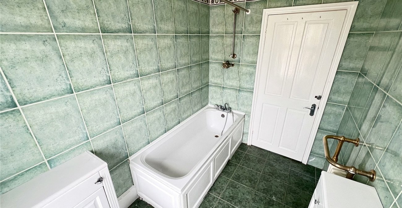 2 bedroom property for sale in Plumstead Common | Robinson Jackson