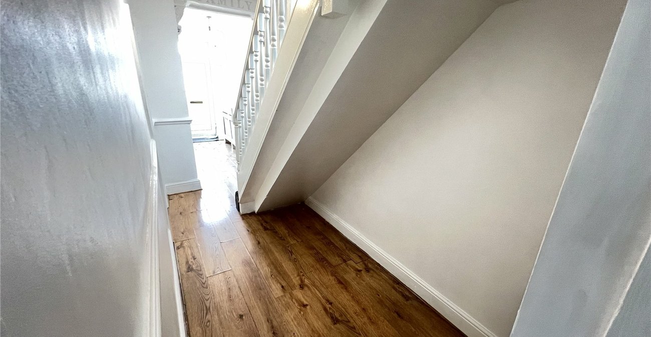 2 bedroom property for sale in Plumstead Common | Robinson Jackson