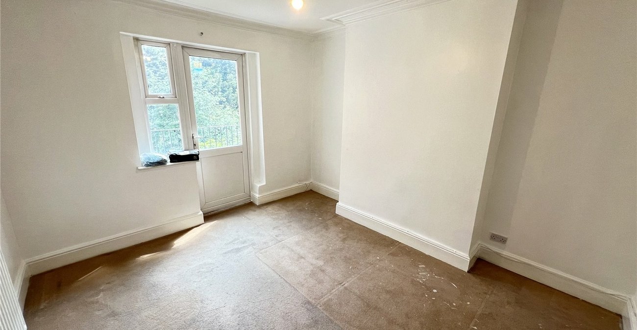 2 bedroom property for sale in Plumstead Common | Robinson Jackson