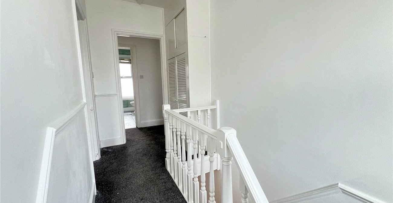2 bedroom property for sale in Plumstead Common | Robinson Jackson