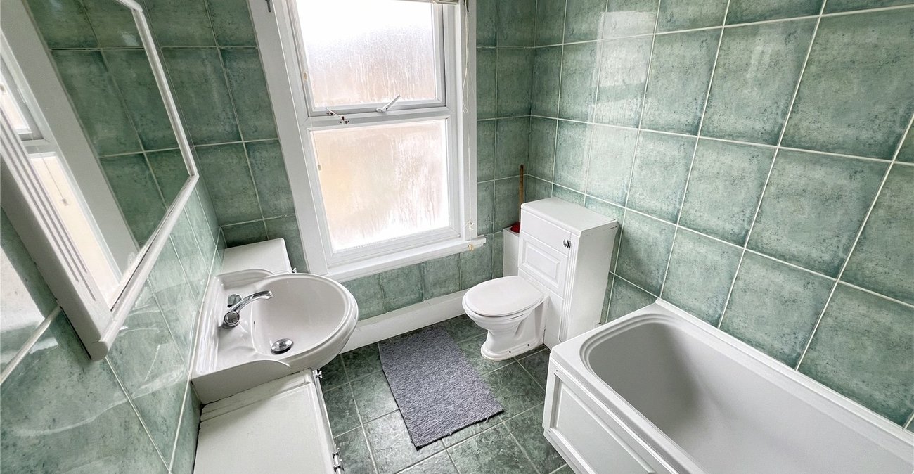 2 bedroom property for sale in Plumstead Common | Robinson Jackson