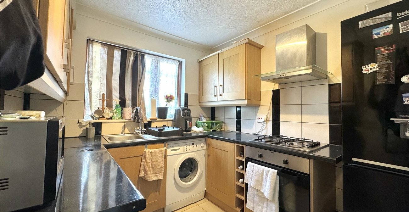 2 bedroom house for sale in London | Robinson Jackson