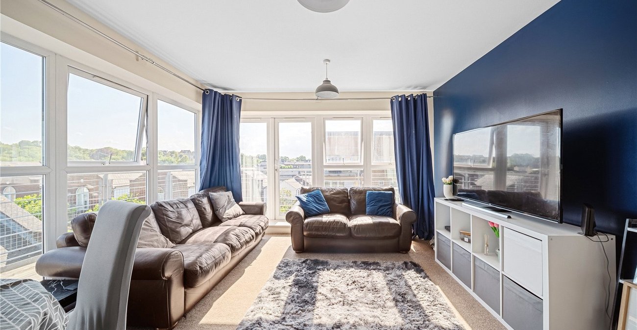 2 bedroom property for sale in Greenhithe | Robinson Jackson